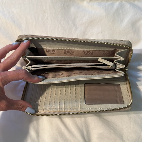 Michael kors wallet - Picture 2 of 4
